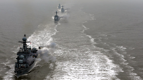 천안함 4주기를 맞아 해군이 지난 19일 서해에서 대규모 해상기동훈련을 실시했다. 사진은 이날 함포 사격 중인 초계함 모습.  연합뉴스