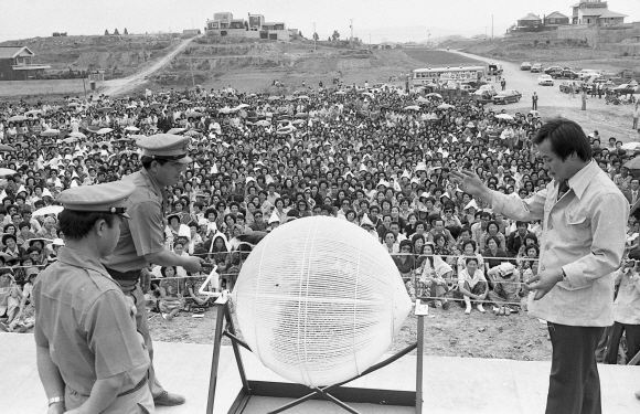 1976년 서울 강남 허허벌판에서 진행된 압구정동 한양아파트 분양 추첨식에 인파가 운집해 있다. 아파트는 중산층 욕망의 분출구였다. 서울신문 포토라이브러리