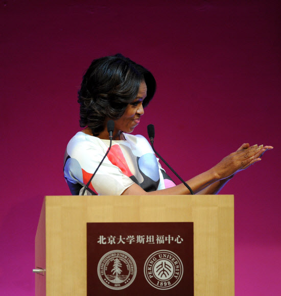 22일(현지시간) 중국을 방문중인 미국 퍼스트 레이디 미셸 오바마가 베이징대 스탠포드센터에서 연설을 하고 있다. ⓒ AFPBBNews=News1