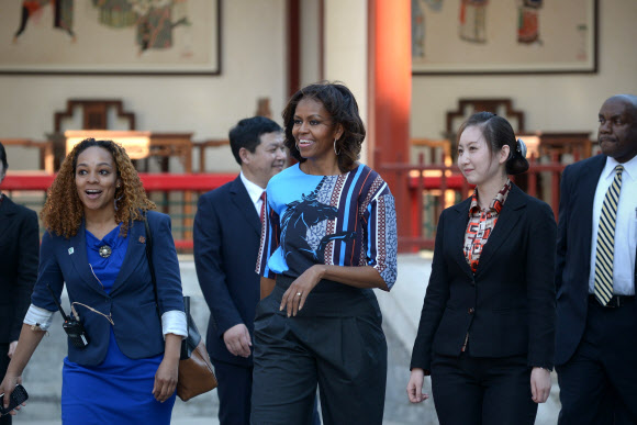 22일(현지시간) 중국을 방문중인 미국 퍼스트 레이디 미셸 오바마 여사가 베이징의 유명관광지 이화원을 관람하고 있다. ⓒ AFPBBNews=News1