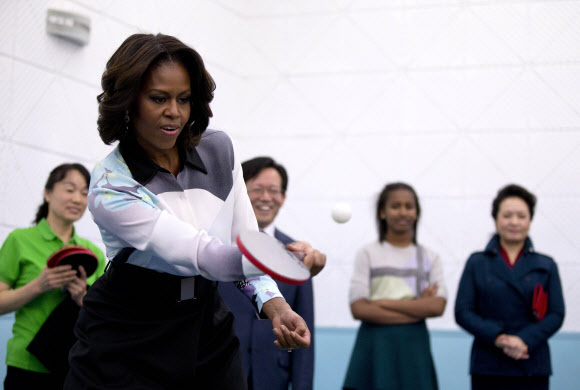 21일(현지시간) 중국을 방문중인 미국 퍼스트 레이디 미셸 오바마가 베이징 사범 학교에서 학생들과 함께 탁구를 치고 있다. ⓒ AFPBBNews=News1