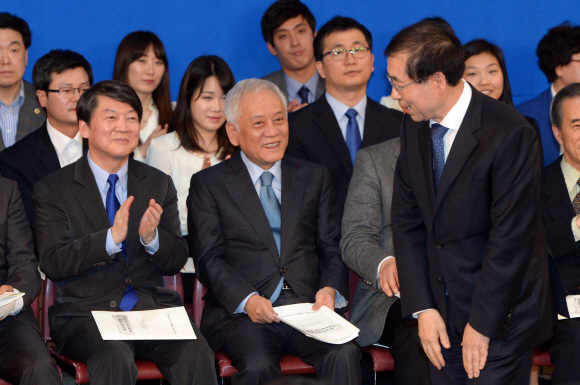 23일 서울 대방동 여성플라자에서 열린 새정치민주연합 서울시당 창당대회에 참석한 박원순 서울시장이 김한길, 안철수  공동창당준비위원장에게 인사를 하고 있다. 정연호기자 tpgod@seoul.co.kr