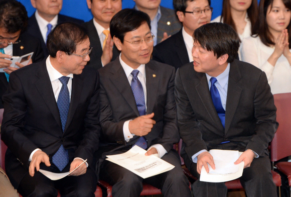 23일 서울 대방동 여성플라자에서 열린 새정치민주연합 서울시당 창당대회에 참석한 박원순 서울시장과 오영식 의원, 안철수 공동창당준비위원장이 이야기를 나누고 있다. 정연호기자 tpgod@seoul.co.kr