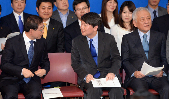 23일 서울 대방동 여성플라자에서 열린 새정치민주연합 서울시당 창당대회에 참석한 안철수 공동창당준비위원장과 박원순 서울시장이 이야기를 나누고 있다.  정연호기자 tpgod@seoul.co.kr