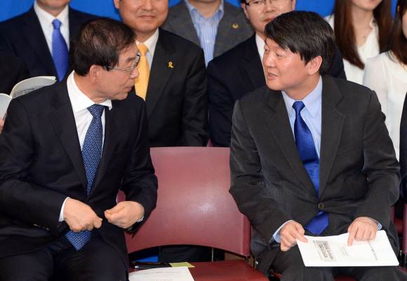 23일 서울 대방동 여성플라자에서 열린 새정치민주연합 서울시당 창당대회에 참석한 안철수 공동창당준비위원장과 박원순 서울시장이 이야기를 나누고 있다.  정연호기자 tpgod@seoul.co.kr