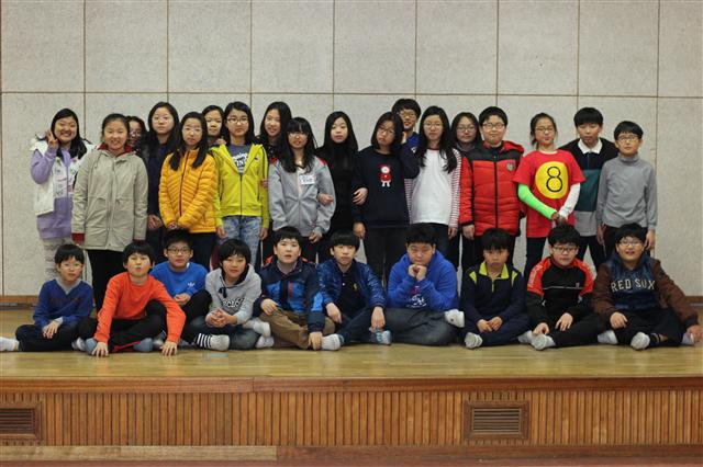 24일 대학로에서 학교폭력 예방 창작 뮤지컬을 선보이는 삼각산초등학교 학생들. 삼각산초등학교 제공