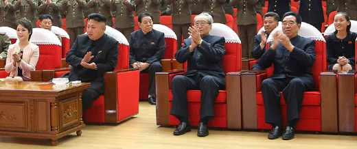 김정은 북한 국방위원회 제1위원장이 지난 22일 부인 리설주, 여동생 김여정 등과 평양 4·25문화회관에서 모란봉악단 공연을 관람하고 있다. 앞줄 왼쪽에서 첫 번째 리설주, 두 번째 김 제1위원장, 뒷줄 오른쪽 김여정. 연합뉴스