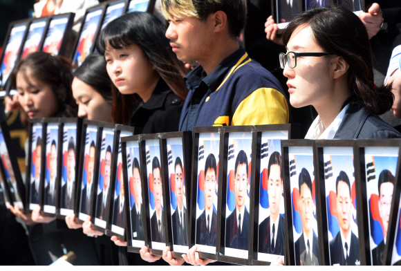 24일 서울 광화문광장에서 미래는 여는 청년포럼 등 청년단체 소속 회원들이 천안함 46용사를 추모하는 퍼포먼스를 하고 있다.  정연호 기자 tpgod@seoul.co.kr