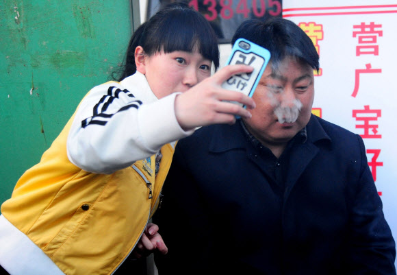 22일(현지시간) 중국의 심양에서 북한 김정은 국방위 제1위원장과 닯은 거리 음식 상인.  ⓒ AFPBBNews=News1