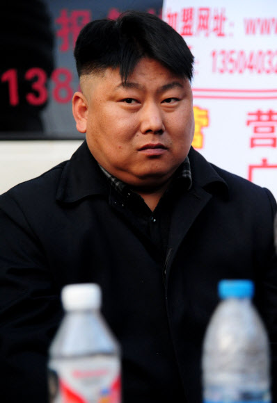 22일(현지시간) 중국의 심양에서 북한 김정은 국방위 제1위원장과 닯은 거리 음식 상인.  ⓒ AFPBBNews=News1