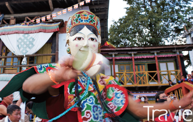 문파족이 전통춤에서 사용하는 의상과 탈은 전혀 낯설지 않다. 북방계 댄스가 있는가 하면 인도판 라마야나 같은 남방계 춤이 공존한다.