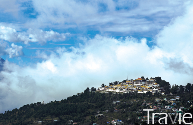 마을 어디에서나 잘 보이는 타왕 사원은 법당 아래 하얀 주택들이 줄줄이 무릎을 꿇은 외딴 성 같았다.