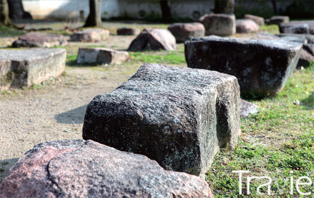 오카야마 성을 쌓아 올렸던 돌의 파편이 성 안에 전시되어 있다 