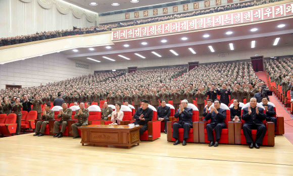 北 김정은, 리설주·김여정과 모란봉악단 관람