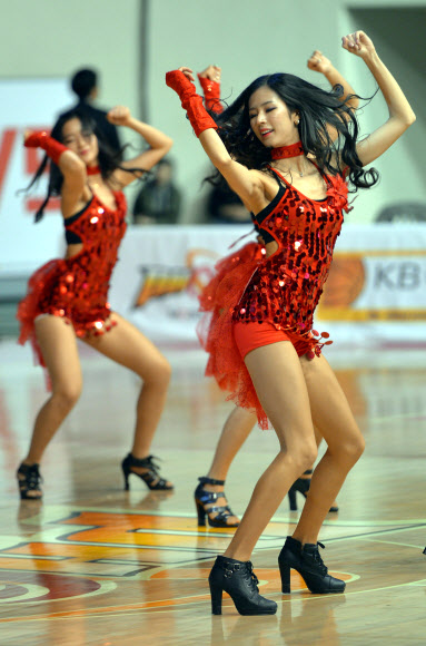 2013-14프로농구 4강전 울산모비스와 SK나이츠의 2차전이 모비스가 1승을 먼저 챙긴 가운데 울산동천체육관에서 열렸다. 모비스 박기량이 열띤 공연을 펼치고 있다. 스포츠서울제공