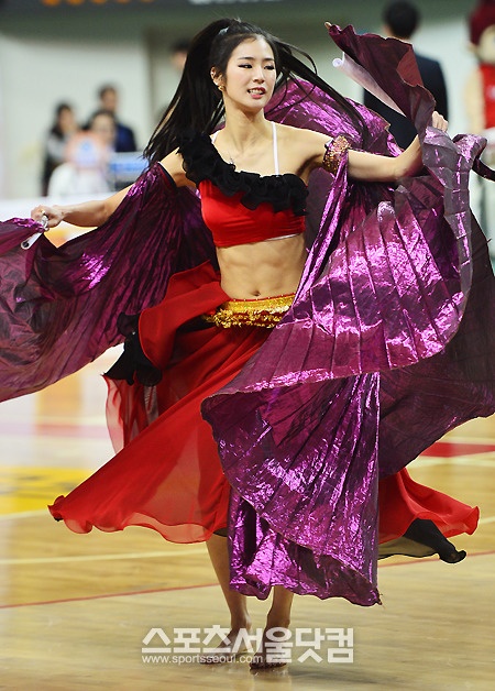 ‘2013-2014 KB국민카드 프로농구’ 4강 플레이오프 1차전 울산 모비스와 서울 SK의 경기가 23일 오후 울산 동천체육관에서 열렸다. 2쿼터 모비스 치어리더 박기량이 화려한 응원을 펼치고 있다. 스포츠서울제공