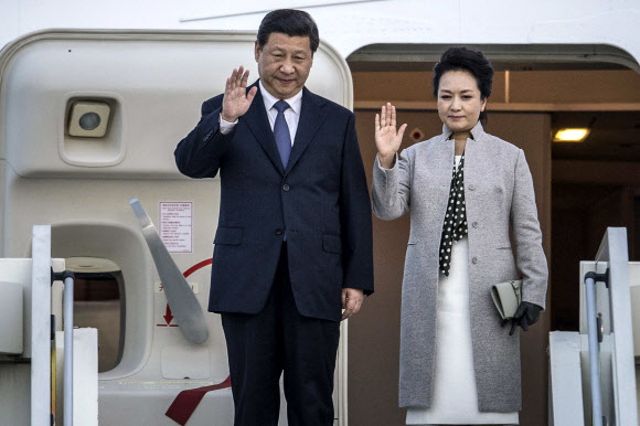 중국의 시진핑 국가주석과 부인 펑리위안여사가 25일(현지시간) 프랑스 국빈방문을 위해 리용의 생텍쥐페리공항에 도착해 전용기에서 내리고 있다.ⓒ AFPBBNews=News1