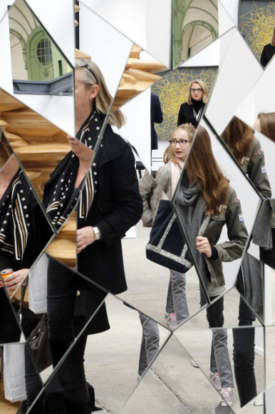 26일 파리에서 개막된 파리아트페어를 찾은 관람객이 렐로 알렌(Lello Arnell)의 작품 ‘아포페니아’를 유심히 보고 있다.ⓒ AFPBBNews=News1