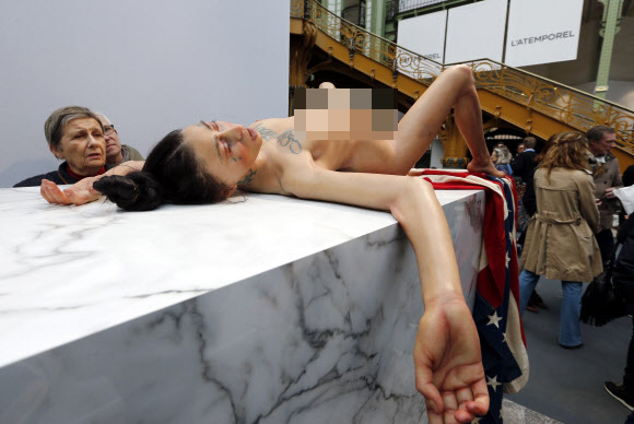 26일 파리에서 개막된 파리아트페어를 찾은 관람객이 설치미술가 ‘The Kid’의 작품을 유심히 보고 있다.ⓒ AFPBBNews=News1