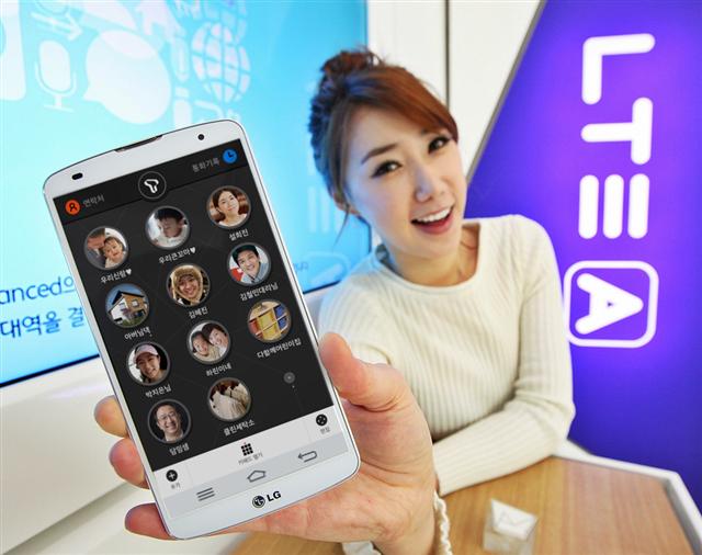 SK텔레콤 홍보도우미가 자체 개발한 전화 플랫폼 ‘T전화’를 선보이고 있다.  SK텔레콤 제공