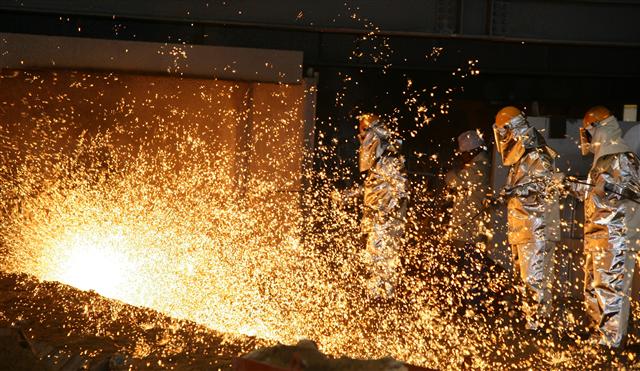 포스코 고유의 친환경 제철공법 파이넥스 공장에서 처음으로 150만 톤의 쇳물을 뽑아내고 있는 첫 출선 장면 포스코 제공