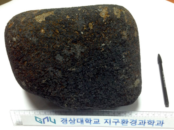 진주서 네번째 운석 발견…무게 20.9㎏ 국내 최대