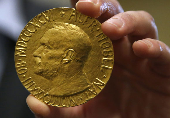 27일(현지시간) 미국 볼티모어에서 열린 경매에서 남미의 한 전당포에서 발견된 1936년도 노벨평화상 메달이 116만 달러(약 12억 4000여만 원)에 팔렸다. 노르웨이 출신 경매사인 올레 브조른 파우사가 취재진을 향해 메달을 들어 보이고 있다.(AP/뉴시스)