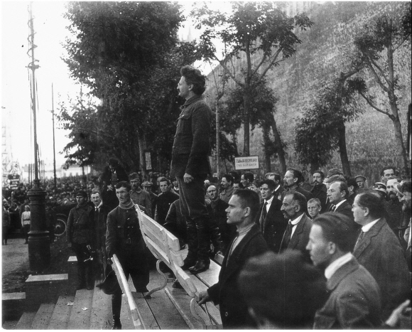 불세출의 러시아 혁명가 레온 트로츠키가 독단적인 이념가였으며 무자비하게 권력을 휘둘렀다는 평가도 있다. 트로츠키는 대중연설을 통해 명성을 얻었다. 사진은 1918년 모스크바의 한 공원에서 벤치를 쌓아 만든 임시 연단에 올라 연설하는 트로츠키. 교양인 제공