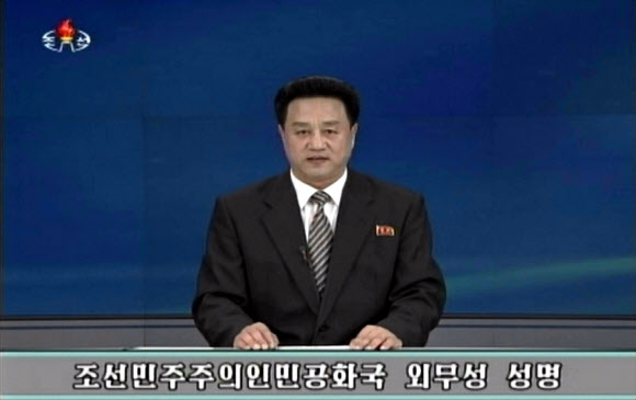 북한은 30일 유엔 안전보장이사회가 북한의 미사일 발사를 규탄하는 ’성명’을 발표한 것을 비난하면서 ”핵억제력을 더욱 강화하기 위한 새로운 형태의 핵실험도 배제되지 않을 것”이라고 위협했다. 사진은 조선중앙TV 아나운서가 북한 외무성 성명을 발표하고 있는 모습.  연합뉴스