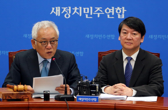 김한길(왼쪽) 새정치민주연합 공동대표가 31일 국회에서 열린 최고위원회의에서 모두발언을 하고 있다.  연합뉴스