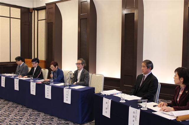 와다 하루키(오른쪽에서 세 번째) 도쿄대 명예교수 등 일본 학자들이 31일 도쿄 간다의 학사회관에서 기자회견을 열고 ‘고노 담화의 유지·발전을 추구하는 학자들의 공동성명’을 발표하고 있다.