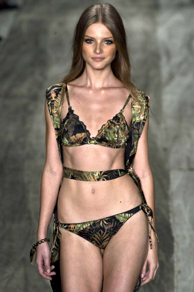 31일(현지시간) 브라질 상파울루에서 진행된 상파울루 패션위크에서 모델이 디자이너 카발레라의 2015 여름 컬렉션을 선보이고 있다.ⓒ AFPBBNews=News1