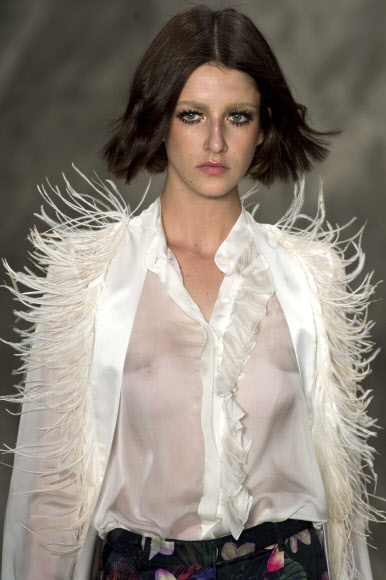 31일(현지시간) 브라질 상파울루에서 진행된 상파울루 패션위크에서 모델이 디자이너 카발레라의 2015 여름 컬렉션을 선보이고 있다.ⓒ AFPBBNews=News1