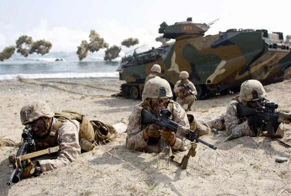 31일 한·미 해병대와 해군이 경북 포항 일대에서 실시한 쌍룡훈련 도중 해안에 상륙한 미군 병사들이 전방을 경계하고 있다.  연합뉴스