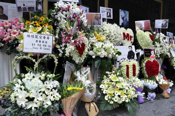 홍콩 영화배우 장궈룽(장국영)의 11주기(周忌)인 1일 그가 투신했던 홍콩 만다린 오리엔털 호텔 앞에 그를 기리는 팬들의 조화가 놓여있다.  연합뉴스