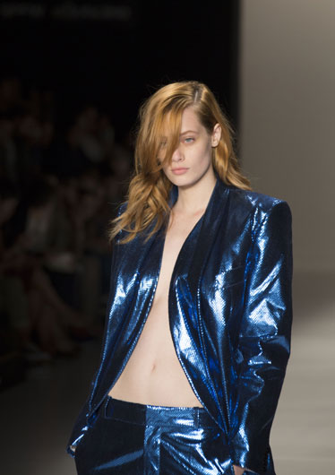 31일(현지시간) 브라질 상파울루에서 진행된 상파울루 패션위크에서 모델이 디자이너 주앙 피멘타의 컬렉션을 선보이고 있다. AP/뉴시스