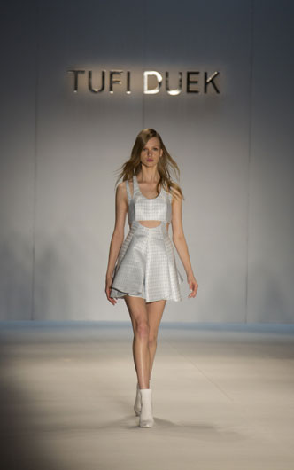 31일(현지시간) 브라질 상파울루에서 진행된 상파울루 패션위크에서 모델이 디자이너 투피 듀엑의 컬렉션을 선보이고 있다. AP/뉴시스