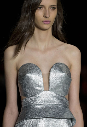 31일(현지시간) 브라질 상파울루에서 진행된 상파울루 패션위크에서 모델이 디자이너 투피 듀엑의 컬렉션을 선보이고 있다. AP/뉴시스