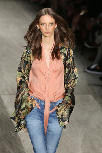 31일(현지시간) 브라질 상파울루에서 진행된 상파울루 패션위크에서 모델이 디자이너 카발레라의 컬렉션을 선보이고 있다. 신화/뉴시스