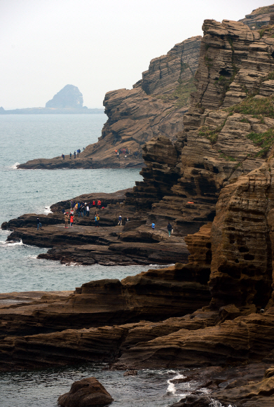 ‘산방산-용머리해안 지질트레일’이 조성되면서 새롭게 주목받고 있는 용머리의 해안 절벽.