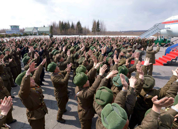 삼지연비행장에서 김정은 환영하는 北 군인들