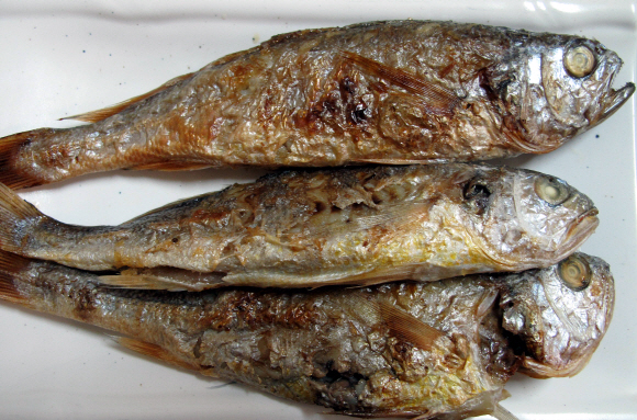 노릇노릇 잘 익은 조기구이. 조기는 곡우 무렵 잡힌 놈을 으뜸으로 친다.