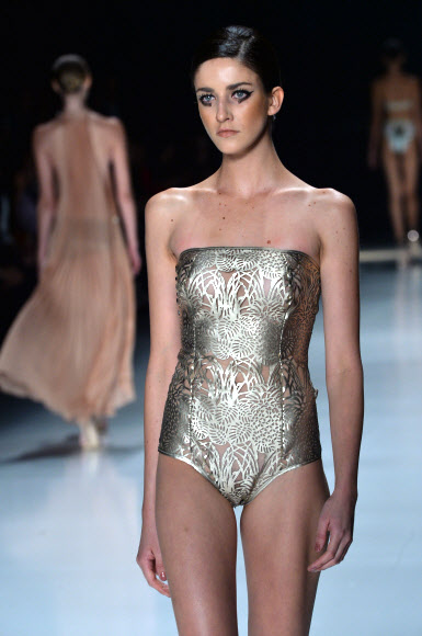 2일(현지시간) 브라질 상파울루에서 진행된 상파울루 패션위크에서 여성 모델이 디자이너 아드리아나 디그리(Adriana Degreas)의 2015 여름 컬렉션을 선보이고 있다.ⓒ AFPBBNews=News1