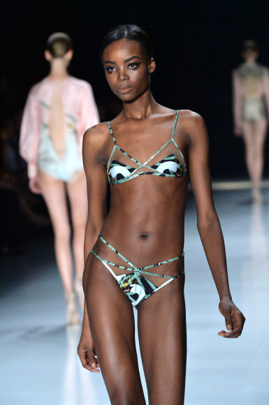2일(현지시간) 브라질 상파울루에서 진행된 상파울루 패션위크에서 여성 모델이 디자이너 아드리아나 디그리(Adriana Degreas)의 2015 여름 컬렉션을 선보이고 있다.ⓒ AFPBBNews=News1