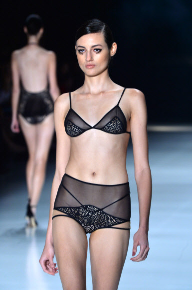 2일(현지시간) 브라질 상파울루에서 진행된 상파울루 패션위크에서 여성 모델이 디자이너 아드리아나 디그리(Adriana Degreas)의 2015 여름 컬렉션을 선보이고 있다.ⓒ AFPBBNews=News1