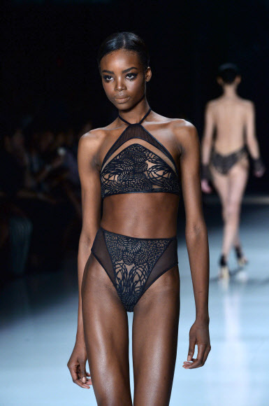 2일(현지시간) 브라질 상파울루에서 진행된 상파울루 패션위크에서 여성 모델이 디자이너 아드리아나 디그리(Adriana Degreas)의 2015 여름 컬렉션을 선보이고 있다.ⓒ AFPBBNews=News1