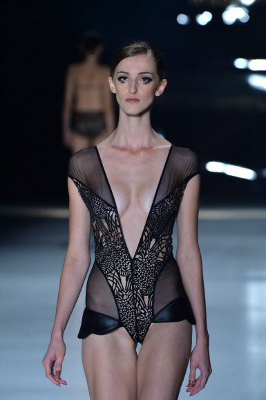 2일(현지시간) 브라질 상파울루에서 진행된 상파울루 패션위크에서 여성 모델이 디자이너 아드리아나 디그리(Adriana Degreas)의 2015 여름 컬렉션을 선보이고 있다.ⓒ AFPBBNews=News1