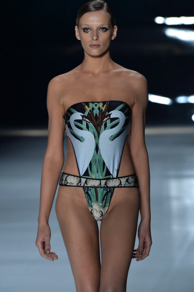 2일(현지시간) 브라질 상파울루에서 진행된 상파울루 패션위크에서 여성 모델이 디자이너 아드리아나 디그리(Adriana Degreas)의 2015 여름 컬렉션을 선보이고 있다.ⓒ AFPBBNews=News1