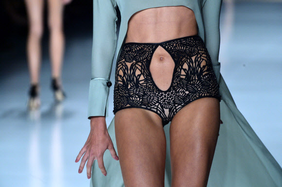 2일(현지시간) 브라질 상파울루에서 진행된 상파울루 패션위크에서 여성 모델이 디자이너 아드리아나 디그리(Adriana Degreas)의 2015 여름 컬렉션을 선보이고 있다.ⓒ AFPBBNews=News1