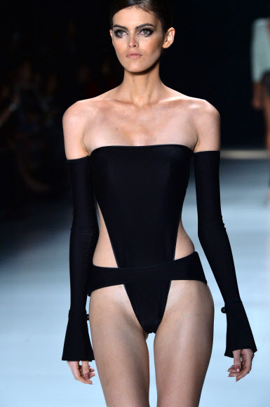 2일(현지시간) 브라질 상파울루에서 진행된 상파울루 패션위크에서 여성 모델이 디자이너 아드리아나 디그리(Adriana Degreas)의 2015 여름 컬렉션을 선보이고 있다.ⓒ AFPBBNews=News1